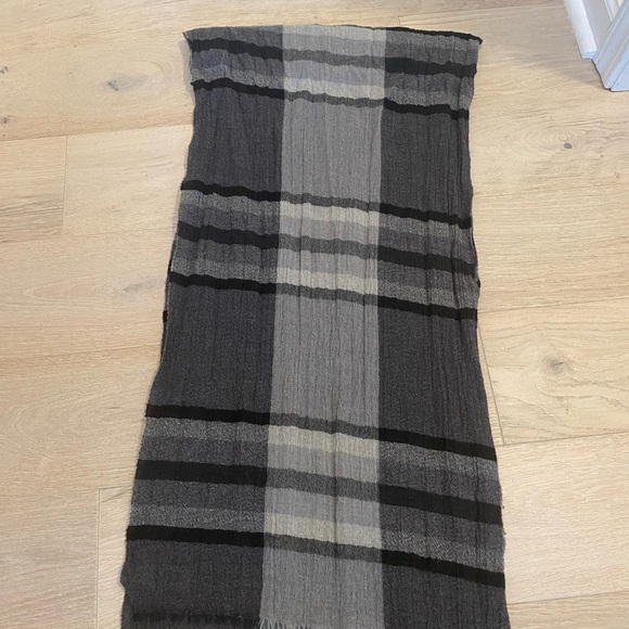 Burberry Authentic Wool Scarf Grey Lightweight Material Unisex Like New. - Picture 2 of 6